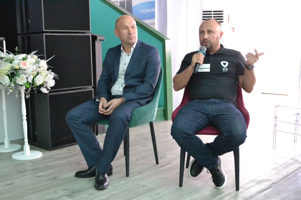 На вопросы участников конференции отвечают директор Барнаульской ТЭЦ-3 Юрий Карпов и менеджер проекта дирекции по производственной безопасности СГК Константин Грицаенко