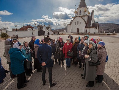 "Поделись теплом". Ветераны Кировского района Красноярска совершили экскурсию в Свято-Успенский мужской монастырь