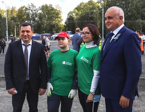 Зеленая дружина СГК вместе с губернатором Кузбасса высадила сосны в центре Новокузнецка 