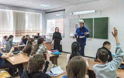 «Алло, диспетчер?»: какие правила безопасности вблизи ремонта теплосетей усвоили школьники на Алтае