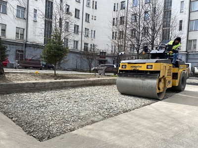 В Новосибирске благоустраивают городские территории после зимних ремонтов