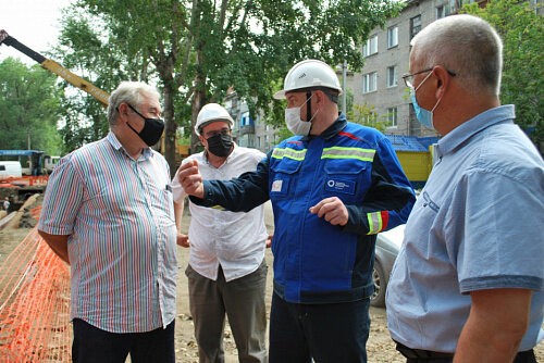 «То, что здесь сейчас перекопано и работает техника, — это нормально»: общественная комиссия побывала на теплосетях СГК в Бийске