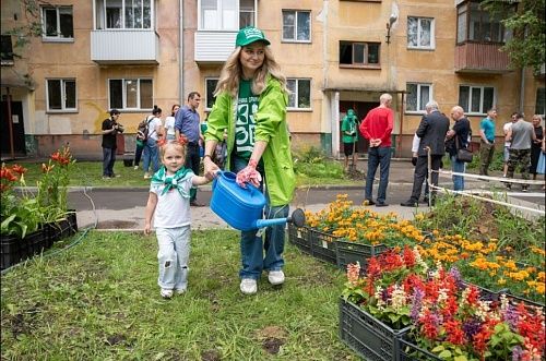 «Зеленая дружина СГК» вместе с жителями высадили деревья и тысячи цветов во дворах Новосибирска