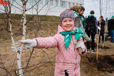 Аллеи из сирени, яблонь и рябин. Как в Красноярске прошел весенний экомарафон «Зеленой дружины СГК» 