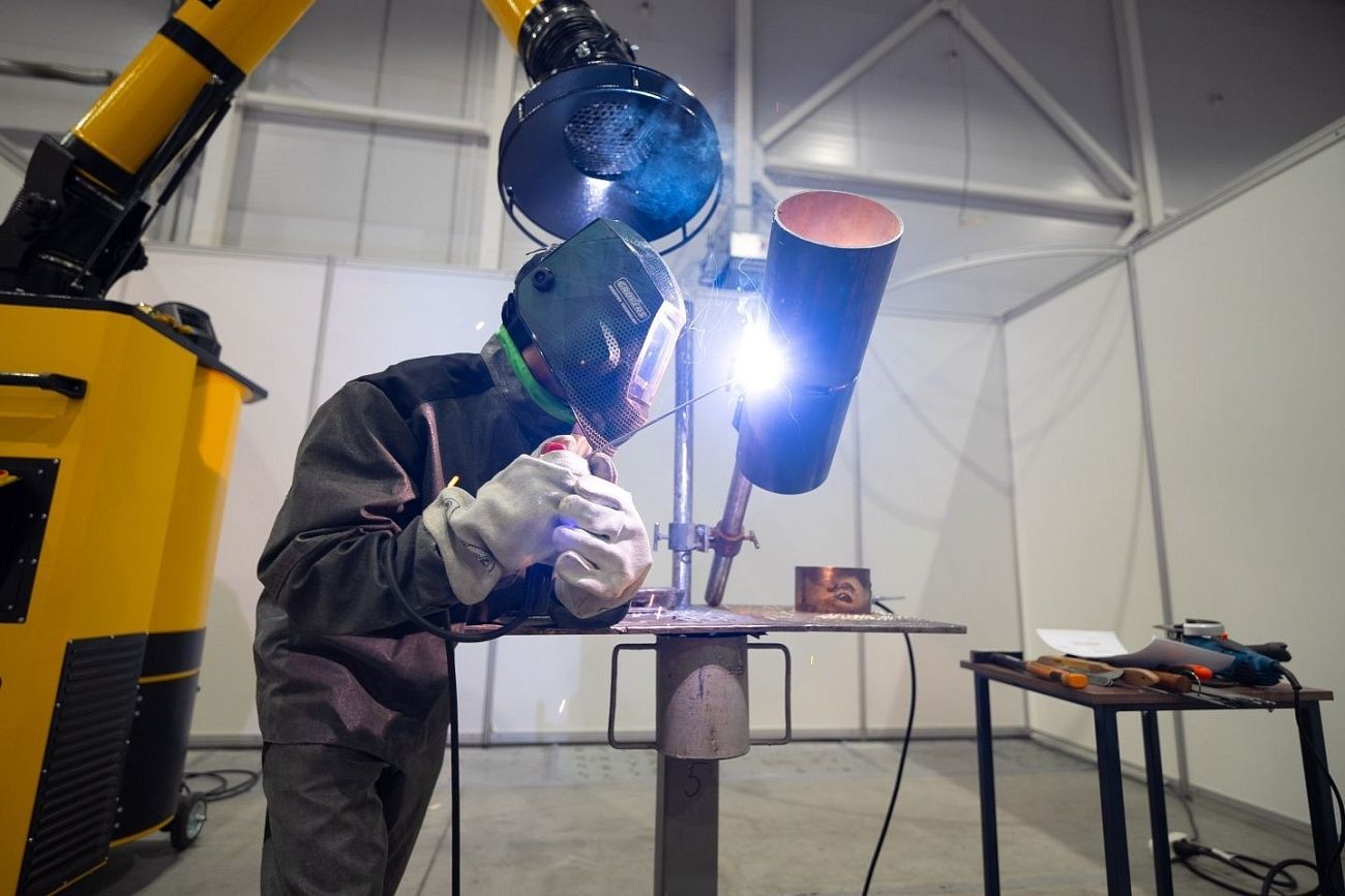 Здесь варят металл: в Новосибирске выбрали лучших сварщиков Сибири