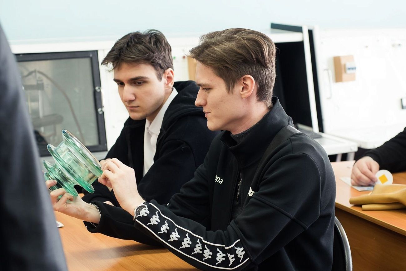 Студенты кемеровских техникумов попробовали себя в роли энергетиков