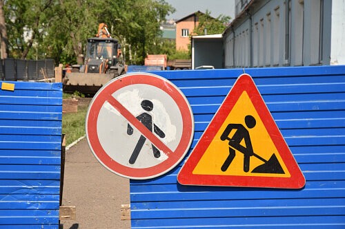 В Красноярске из-за работ на теплосетях до конца лета будет закрыт проезд вдоль Николаевского кладбища