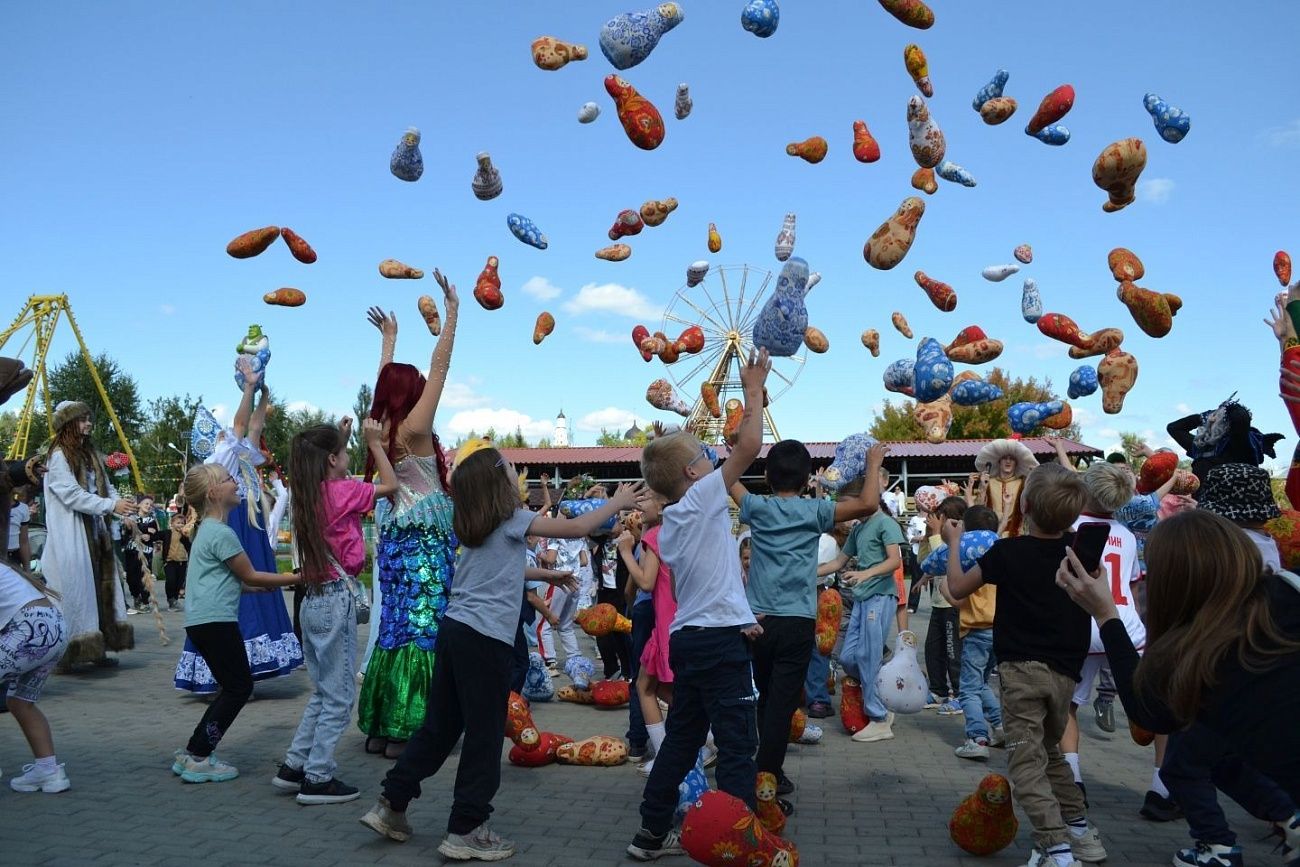 Будущие первоклассники побывали в сказке вместе с СГК и получили рюкзаки со школьными принадлежностями