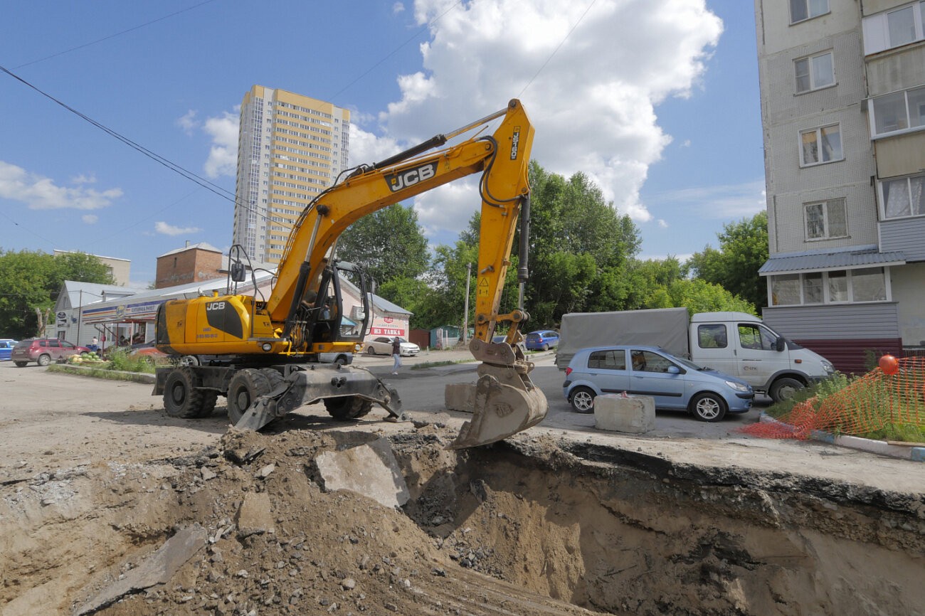 Хроники ремонтов. В Новосибирске меняют трубопровод на Беловежской улице