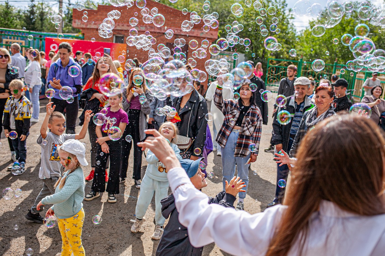 Продляем лето, заряжаем позитивом: в Черногорске прошел праздник для детей и взрослых