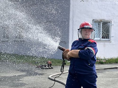Огонь, вода и штрафные секунды: на Рефтинской ГРЭС прошли соревнования добровольных пожарных формирований