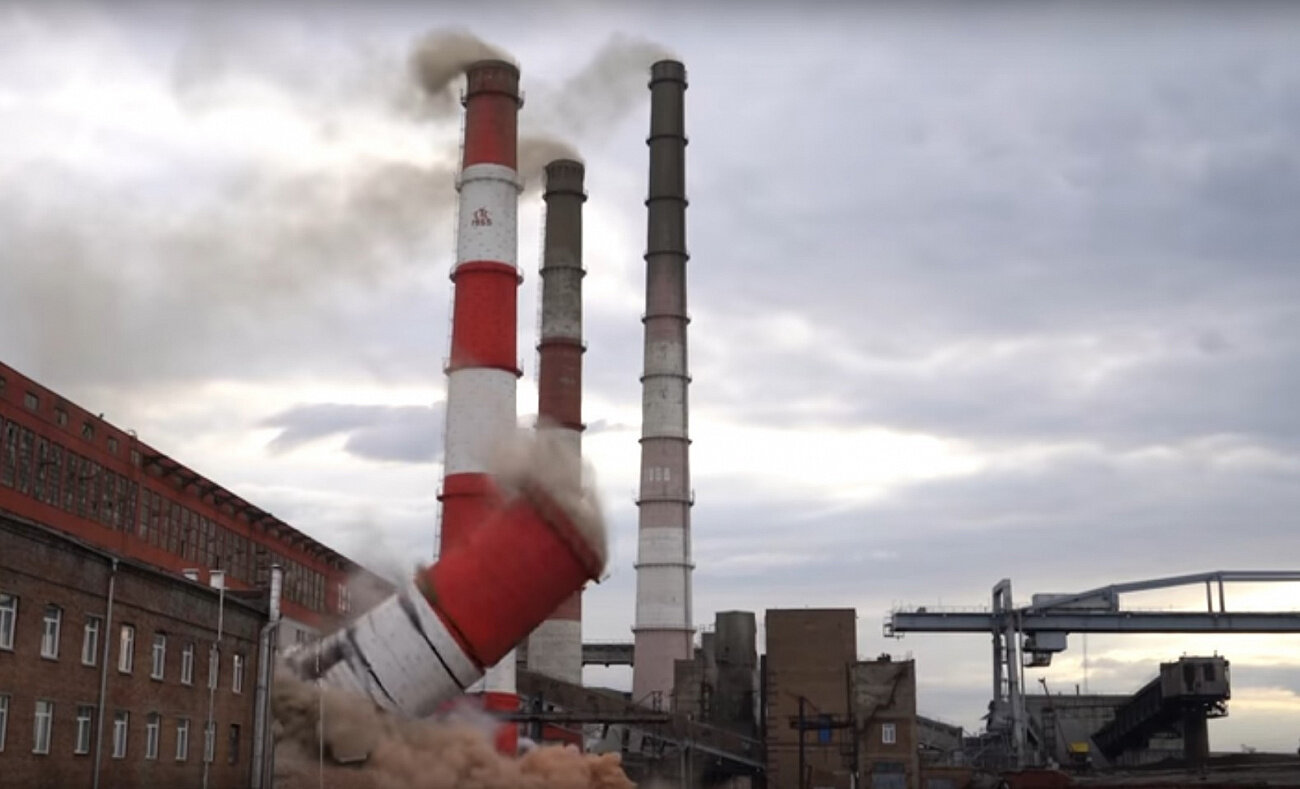 Демонтаж второй дымовой трубы на Красноярской ТЭЦ-1