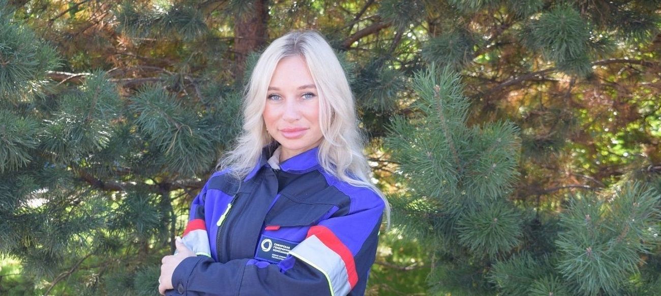 Каска, шпильки и горячий асфальт: история о том, как дорожники Хакасии побаиваются хрупкую блондинку из СГК