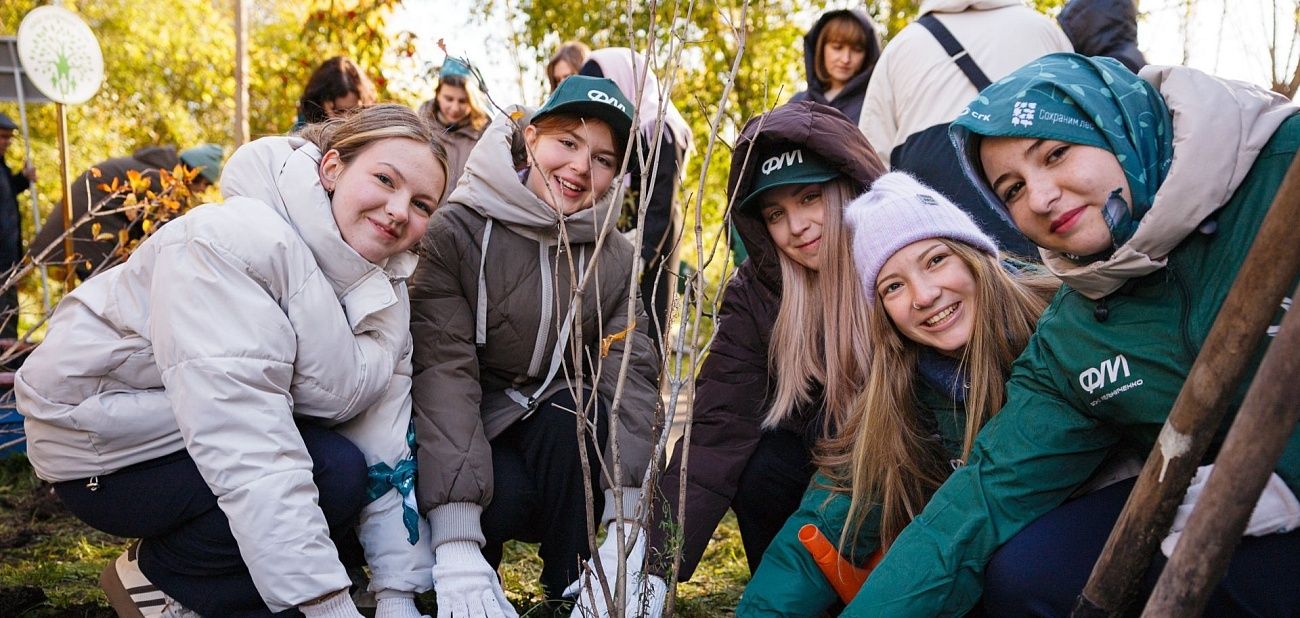 Экомарафон СГК: красноярские выпускники посадили аллею сирени у родной школы