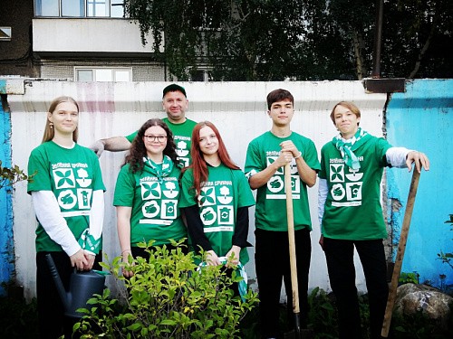 Волонтёры «Зеленой дружины» вместе со старшеклассниками высадили деревья в Свердловском районе Красноярска 