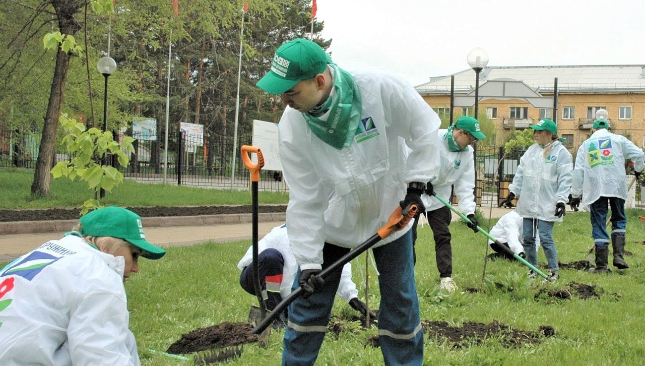«Почувствовать землю» — энергетики СГК высадили деревья в Кемерове и Белове 