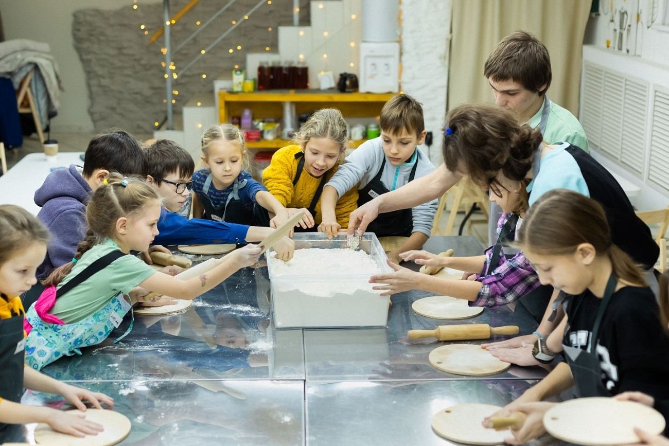 Кулинары из Красноярска провели мастер-класс для детей в рамках социального проекта СГК «Поделись теплом»