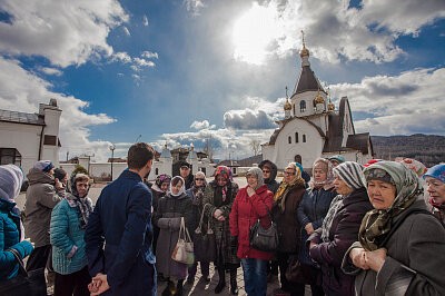 "Поделись теплом". Ветераны Кировского района Красноярска совершили экскурсию в Свято-Успенский мужской монастырь