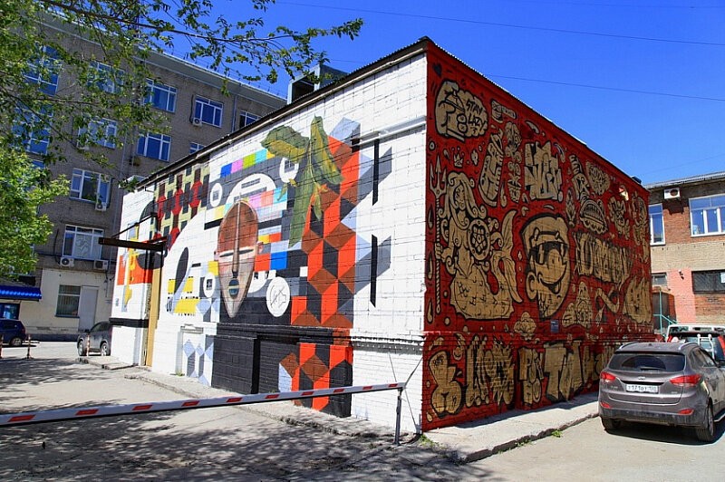 Тепловой пункт во дворе Новосибирска на улице Романова, 23. Автор красной стены в стилистике хохломы: Mishamack
