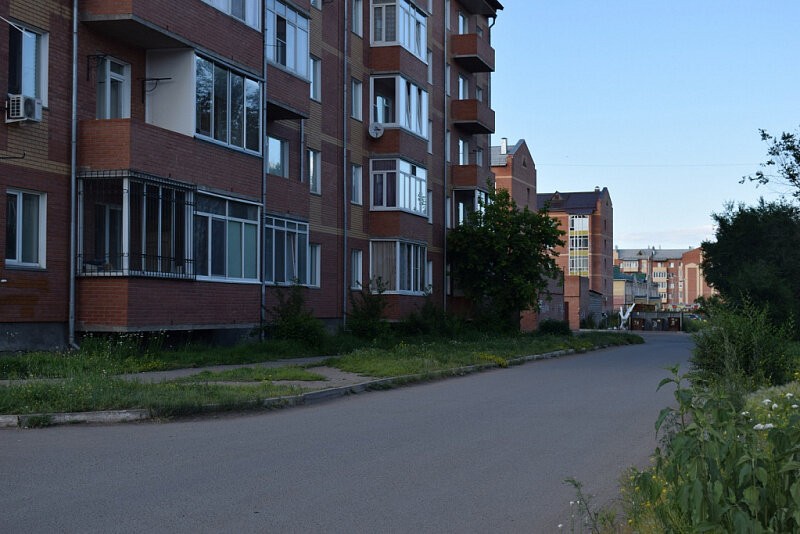 Улица Калинина, где только в прошлом отопительном сезоне на теплосети обнаружено 10 дефектов