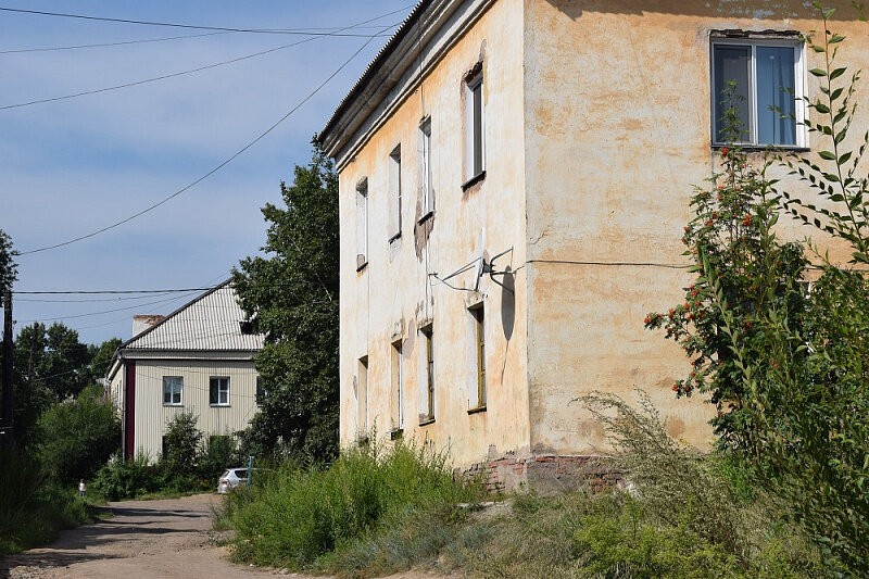 В Девятом поселке Черногорска больше ста многоквартирных домов, большая часть — вот такие двухэтажки