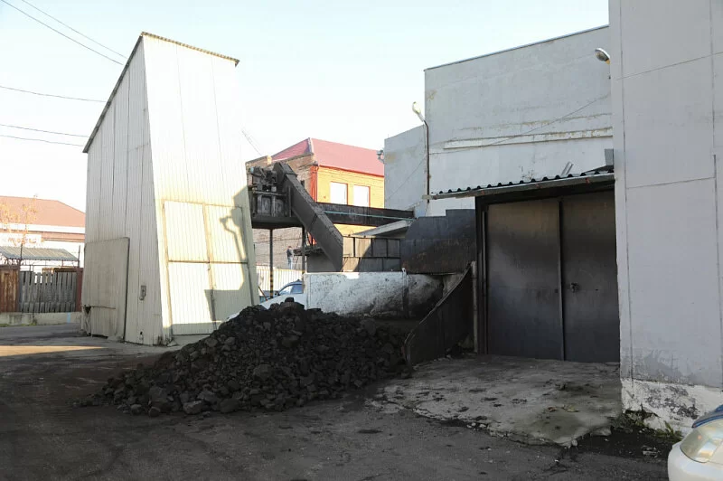 Угольный склад котельной на Диксона в Красноярске расположился прямо на улице