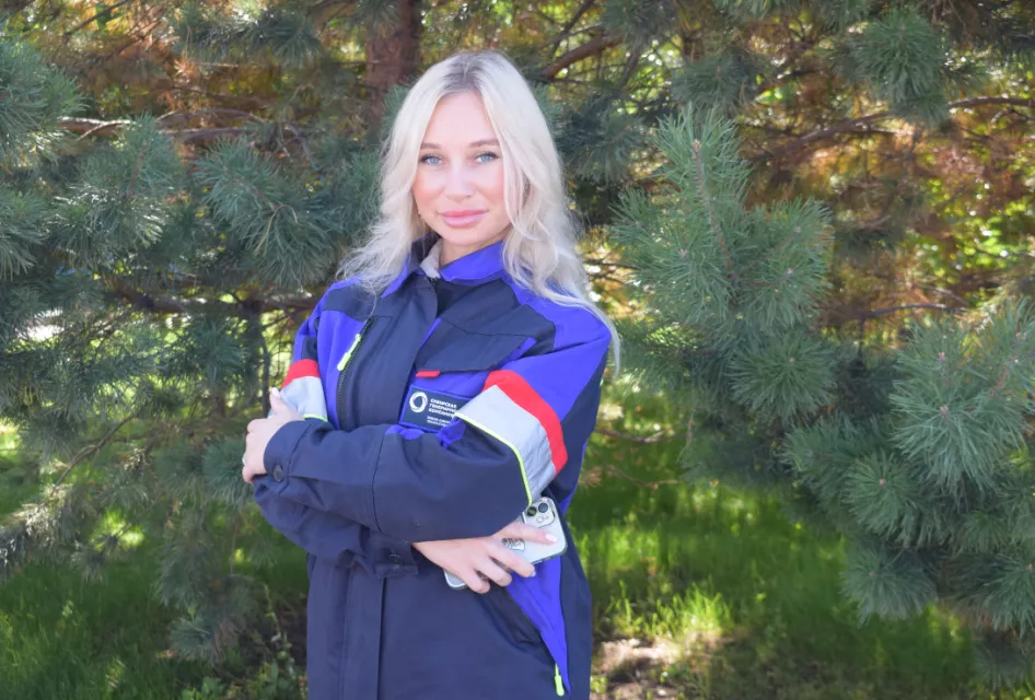 Каска, шпильки и горячий асфальт: история о том, как дорожники Хакасии побаиваются хрупкую блондинку из СГК