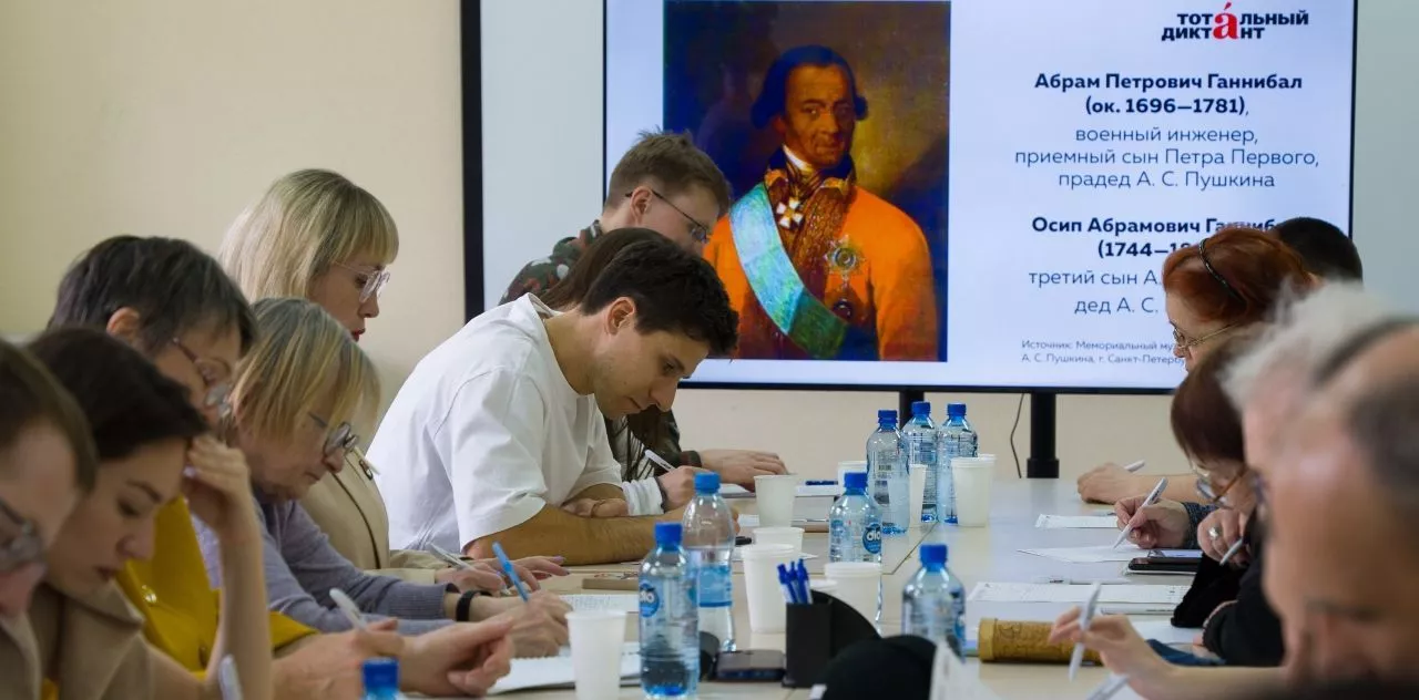 «Говорите помедленнее, мы давно не писали от руки»: новосибирцы пришли на Тотальный диктант в НТСК