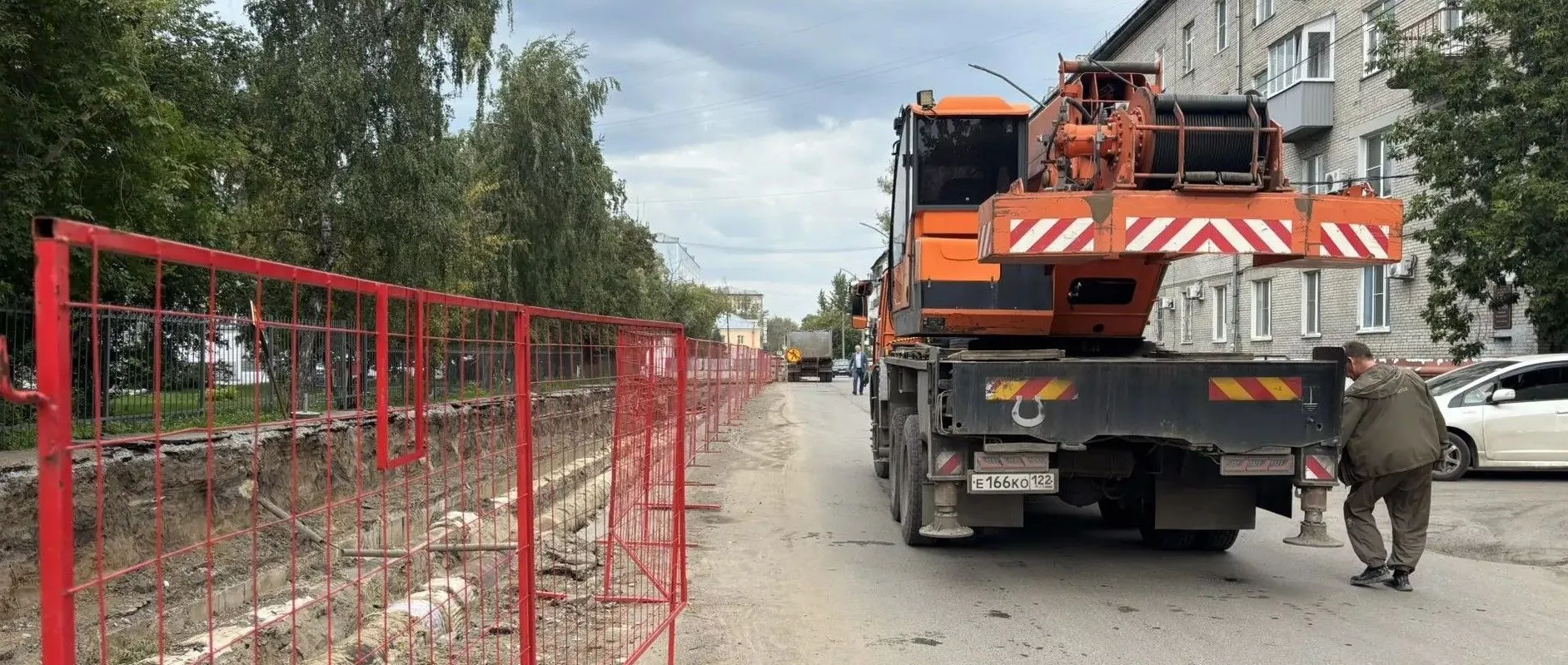 В Барнауле на ул. Деповской продолжается перекладка участка магистральной теплосети М-21 