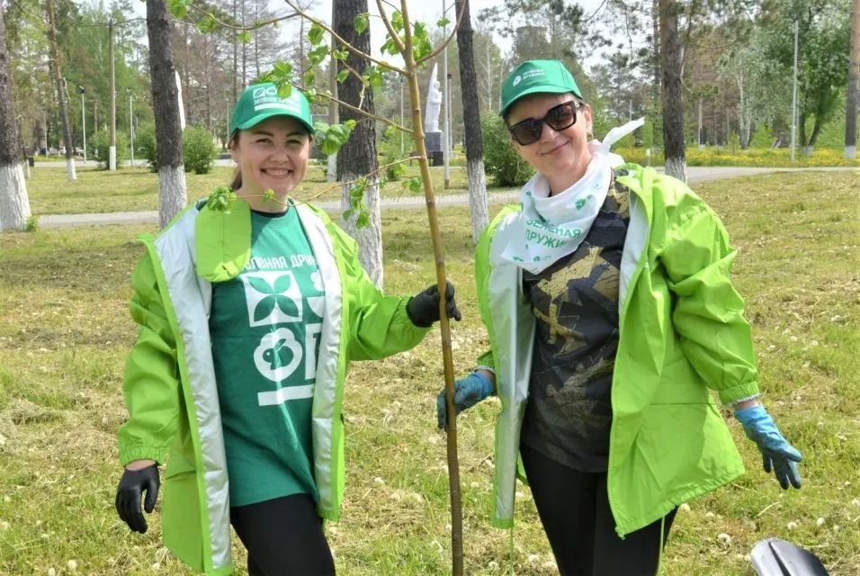 Энергетики СГК высадили деревья в Мысках и Новокузнецке