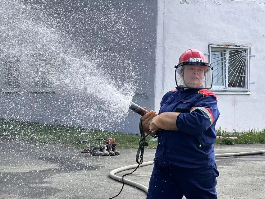 Огонь, вода и штрафные секунды: на Рефтинской ГРЭС прошли соревнования добровольных пожарных формирований