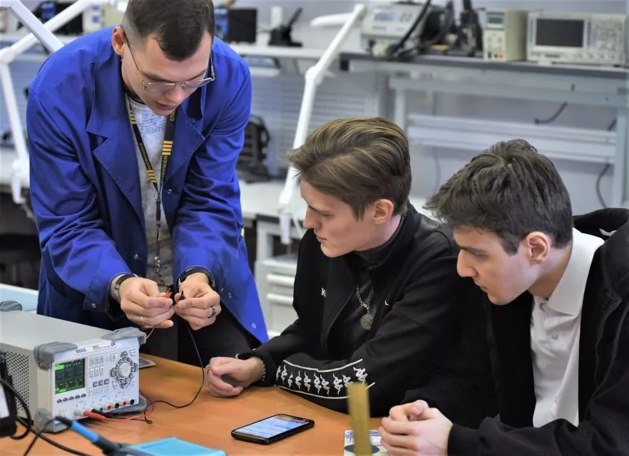 Студенты кемеровских техникумов попробовали себя в роли энергетиков