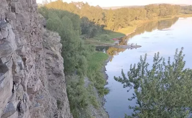 Команда проекта "Чистые скалы. Безопасный маршрут" продолжает приводить в порядок береговые склоны Енисея при поддержке Фонда Мельниченко  