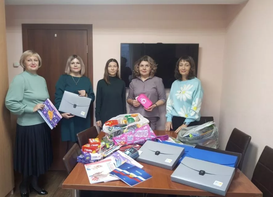 Сотрудники алтайских предприятий СГК передали канцелярские принадлежности для барнаульских школьников 