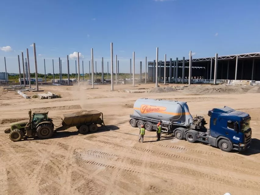 Площадку для складов WB под Новосибирском готовят при помощи золы-уноса