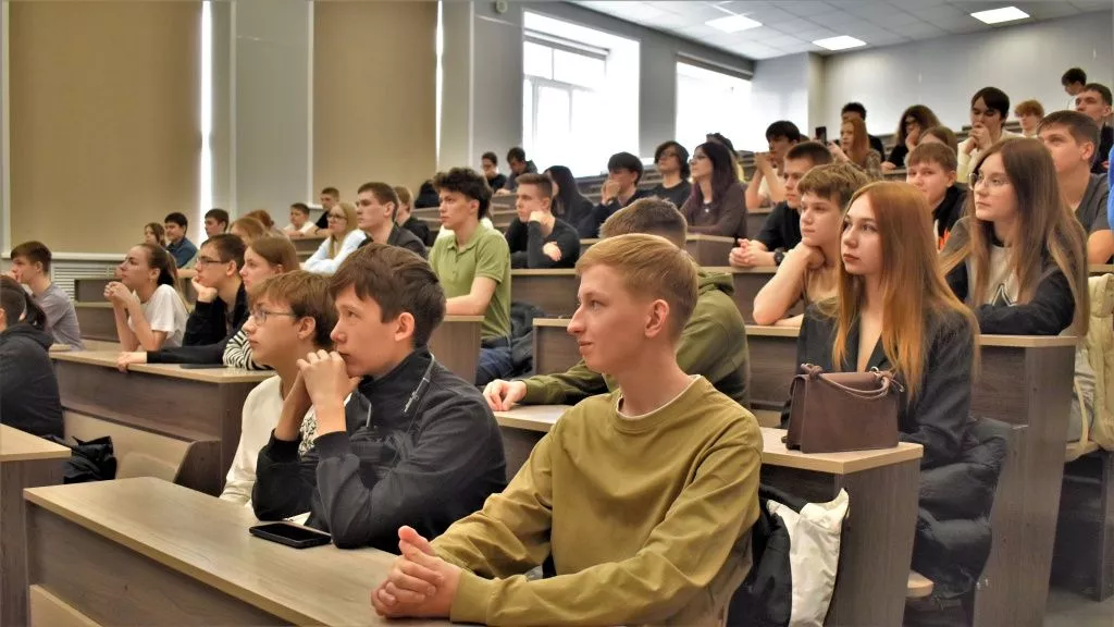 Дымовые трубы, лебеди и перспективы работы в СГК. Энергетики рассказали воспитанникам Центра талантов «Бийск» самое интересное о Бийской ТЭЦ.