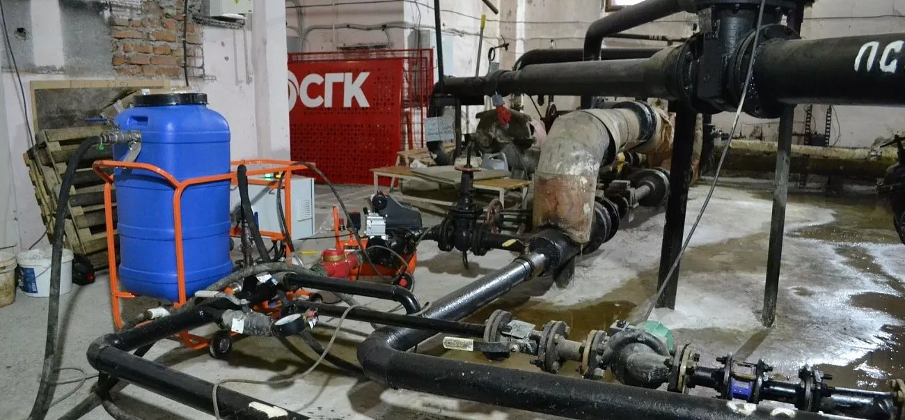 Энергетики барнаульского теплосетевого подразделения СГК промывают бойлерные с применением современной установки  