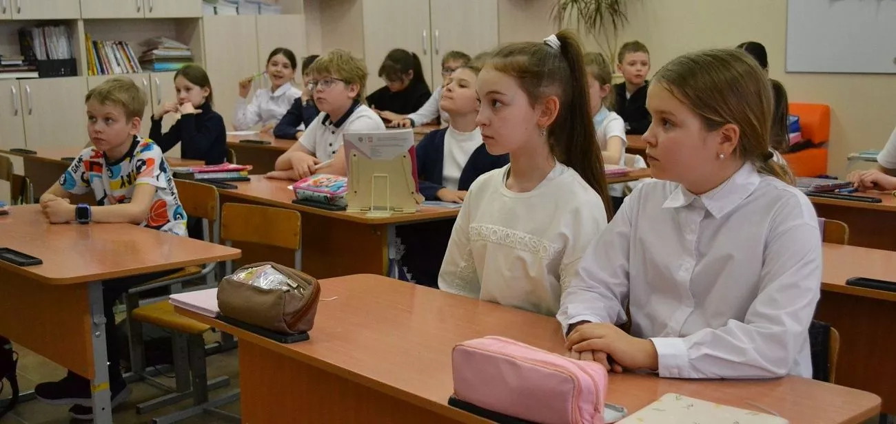 Кот-энергетик на уроках безопасности и курс на выбор профессии: как специалисты СГК-Алтай знакомят школьников с энергетикой